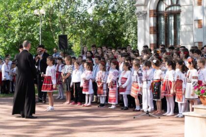 Serbare de sfârşit de an pentru clasele primare și gimnaziale de la Seminarul Teologic Ortodox „Sfântul Andrei“ din Galaţi – fotografia 12
