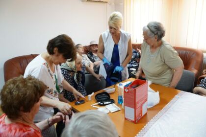 Activităţi la Centrului multifuncţional de servicii sociale „Speranţe pentru vârsta a III-a“ din Galaţi – fotografia 2