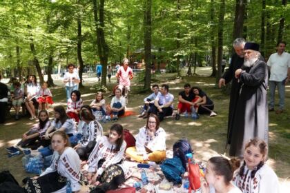 Sărbătoarea Preasfintei Treimi în pădurea Buciumenilor – fotografia 49