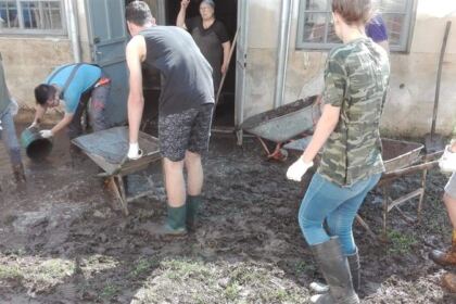 Continuă ajutorarea celor afectaţi de inundaţii la Corod – fotografia 12