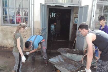 Continuă ajutorarea celor afectaţi de inundaţii la Corod – fotografia 13