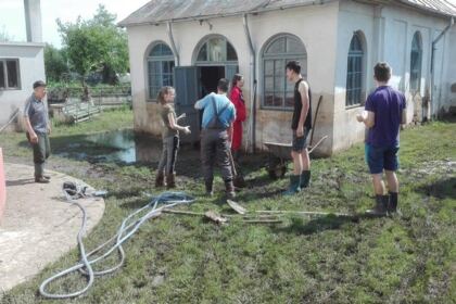 Continuă ajutorarea celor afectaţi de inundaţii la Corod – fotografia 14