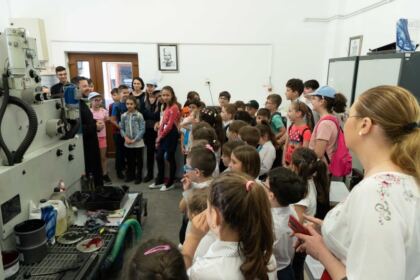 Centrul eparhial a fost vizitat de elevii claselor primare de la Seminarul Teologic din Galaţi – fotografia 1
