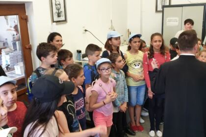 Centrul eparhial a fost vizitat de elevii claselor primare de la Seminarul Teologic din Galaţi – fotografia 2