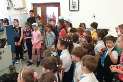 Centrul eparhial a fost vizitat de elevii claselor primare de la Seminarul Teologic din Galaţi – fotografia 4