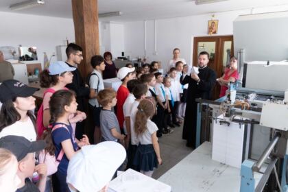 Centrul eparhial a fost vizitat de elevii claselor primare de la Seminarul Teologic din Galaţi – fotografia 5