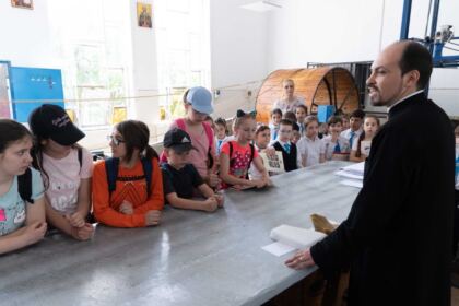 Centrul eparhial a fost vizitat de elevii claselor primare de la Seminarul Teologic din Galaţi – fotografia 7