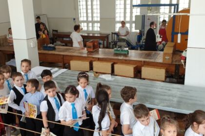Centrul eparhial a fost vizitat de elevii claselor primare de la Seminarul Teologic din Galaţi – fotografia 10