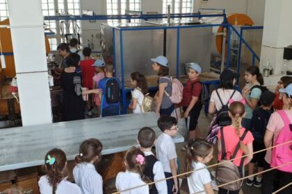 Centrul eparhial a fost vizitat de elevii claselor primare de la Seminarul Teologic din Galaţi – fotografia 11