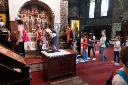 Centrul eparhial a fost vizitat de elevii claselor primare de la Seminarul Teologic din Galaţi – fotografia 14