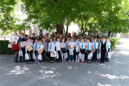 Centrul eparhial a fost vizitat de elevii claselor primare de la Seminarul Teologic din Galaţi – fotografia 15