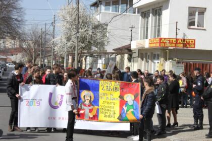 „Marşul pentru viaţă“ în Arhiepiscopia Dunării de Jos – fotografia 7