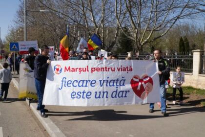„Marşul pentru viaţă“ în Arhiepiscopia Dunării de Jos – fotografia 6
