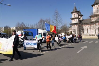 „Marşul pentru viaţă“ în Arhiepiscopia Dunării de Jos – fotografia 9