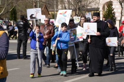 „Marşul pentru viaţă“ în Arhiepiscopia Dunării de Jos – fotografia 10