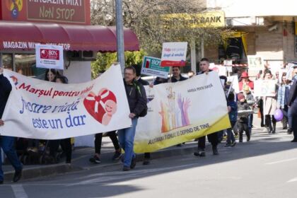 „Marşul pentru viaţă“ în Arhiepiscopia Dunării de Jos – fotografia 11