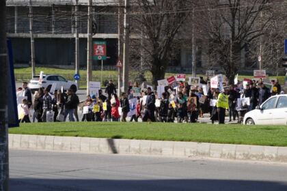 „Marşul pentru viaţă“ în Arhiepiscopia Dunării de Jos – fotografia 12