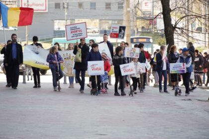„Marşul pentru viaţă“ în Arhiepiscopia Dunării de Jos – fotografia 13