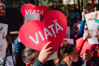 „Marşul pentru viaţă“ în Arhiepiscopia Dunării de Jos – fotografia 5