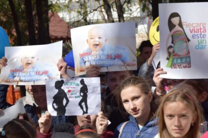„Marşul pentru viaţă“ în Arhiepiscopia Dunării de Jos – fotografia 10