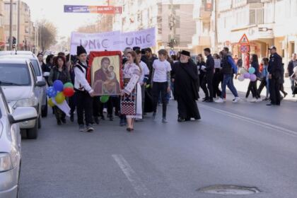 „Marşul pentru viaţă“ în Arhiepiscopia Dunării de Jos – fotografia 1