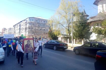 „Marşul pentru viaţă“ în Arhiepiscopia Dunării de Jos – fotografia 3