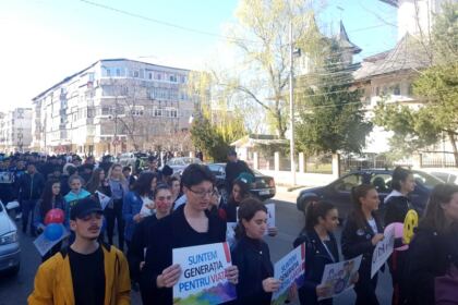 „Marşul pentru viaţă“ în Arhiepiscopia Dunării de Jos – fotografia 6