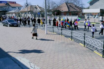 „Marşul pentru viaţă“ în Arhiepiscopia Dunării de Jos – fotografia 9