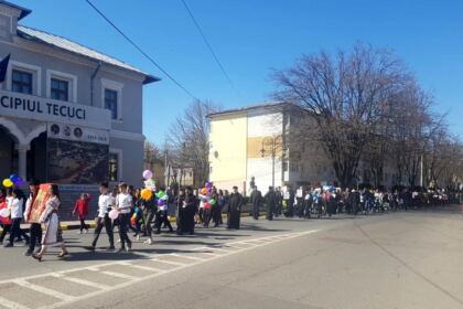 „Marşul pentru viaţă“ în Arhiepiscopia Dunării de Jos – fotografia 14