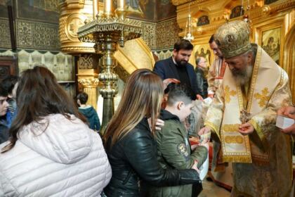 25 de tineri cu autism au fost prezenți astăzi la Catedrala Arhiepiscopală din Galați – fotografia 22