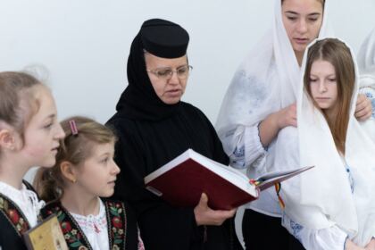 Centrul de asistenţă medicală „Sfinţii Doctori fără de arginţi Cosma şi Damian“ din Galaţi şi-a sărbătorit ocrotitorii spirituali – fotografia 15