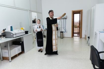 Centrul de asistenţă medicală „Sfinţii Doctori fără de arginţi Cosma şi Damian“ din Galaţi şi-a sărbătorit ocrotitorii spirituali – fotografia 17