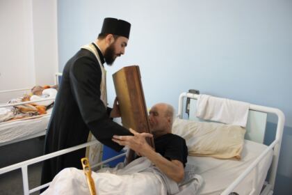 Sfântul Ierarh Nectarie în vizită la semeni aflați în suferință – fotografia 6