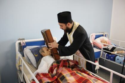 Sfântul Ierarh Nectarie în vizită la semeni aflați în suferință – fotografia 7