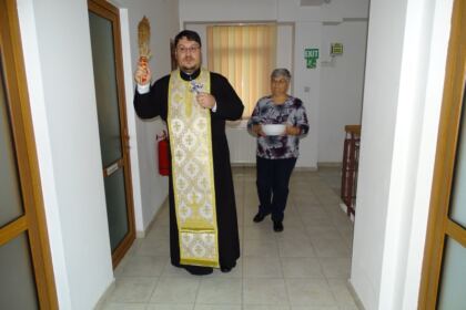 Parohia „Sf. Stelian“ din Galaţi şi-a serbat ocrotitorul spiritual prin deosebite activităţi culturale şi social-filantropice la Centrul „Speranţe pentru vârsta a III-a“ – fotografia 7