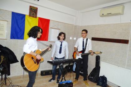 Parohia „Sf. Stelian“ din Galaţi şi-a serbat ocrotitorul spiritual prin deosebite activităţi culturale şi social-filantropice la Centrul „Speranţe pentru vârsta a III-a“ – fotografia 11