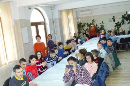 Parohia „Sf. Stelian“ din Galaţi şi-a serbat ocrotitorul spiritual prin deosebite activităţi culturale şi social-filantropice la Centrul „Speranţe pentru vârsta a III-a“ – fotografia 13