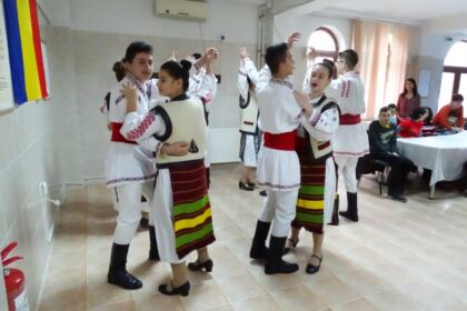 Parohia „Sf. Stelian“ din Galaţi şi-a serbat ocrotitorul spiritual prin deosebite activităţi culturale şi social-filantropice la Centrul „Speranţe pentru vârsta a III-a“ – fotografia 18