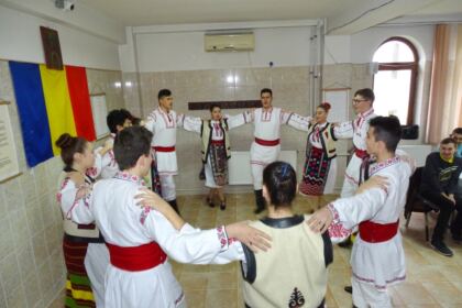 Parohia „Sf. Stelian“ din Galaţi şi-a serbat ocrotitorul spiritual prin deosebite activităţi culturale şi social-filantropice la Centrul „Speranţe pentru vârsta a III-a“ – fotografia 19