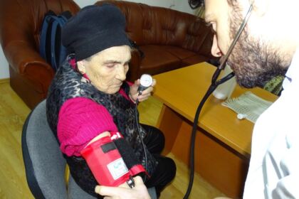 Parohia „Sf. Stelian“ din Galaţi şi-a serbat ocrotitorul spiritual prin deosebite activităţi culturale şi social-filantropice la Centrul „Speranţe pentru vârsta a III-a“ – fotografia 27