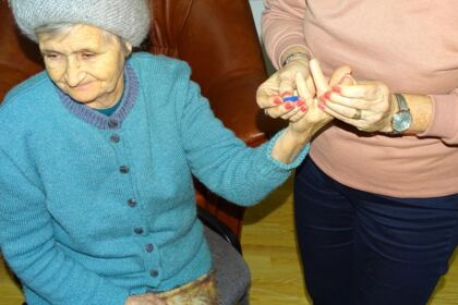 Parohia „Sf. Stelian“ din Galaţi şi-a serbat ocrotitorul spiritual prin deosebite activităţi culturale şi social-filantropice la Centrul „Speranţe pentru vârsta a III-a“ – fotografia 28