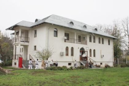 Parohia „Sf. Stelian“ din Galaţi şi-a serbat ocrotitorul spiritual prin deosebite activităţi culturale şi social-filantropice la Centrul „Speranţe pentru vârsta a III-a“ – fotografia 1