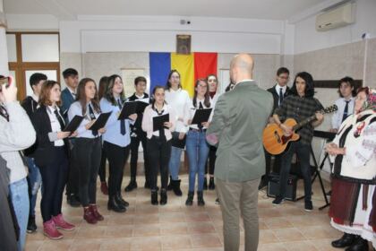 Parohia „Sf. Stelian“ din Galaţi şi-a serbat ocrotitorul spiritual prin deosebite activităţi culturale şi social-filantropice la Centrul „Speranţe pentru vârsta a III-a“ – fotografia 3