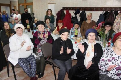 Parohia „Sf. Stelian“ din Galaţi şi-a serbat ocrotitorul spiritual prin deosebite activităţi culturale şi social-filantropice la Centrul „Speranţe pentru vârsta a III-a“ – fotografia 10