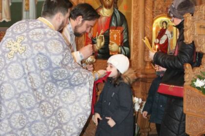 Parohia „Sf. Stelian“ din Galaţi şi-a serbat ocrotitorul spiritual prin deosebite activităţi culturale şi social-filantropice la Centrul „Speranţe pentru vârsta a III-a“ – fotografia 10