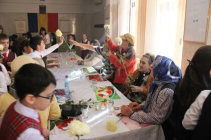 Persoanele vârstnice au fost sărbătorite la Centrul Multifuncţional de Servicii Sociale „Speranţe Pentru Vârsta a III-a“ – fotografia 6