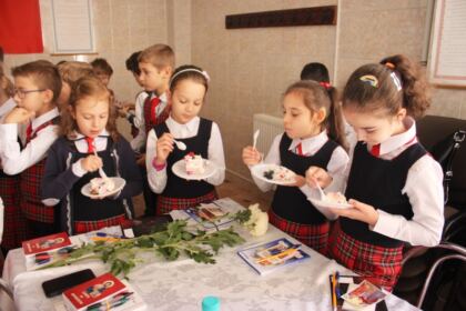 Persoanele vârstnice au fost sărbătorite la Centrul Multifuncţional de Servicii Sociale „Speranţe Pentru Vârsta a III-a“ – fotografia 10