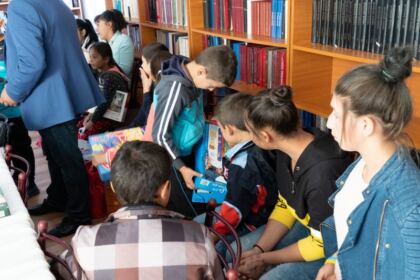 Activităţi social-filantropice îndreptate către elevi la Brăila – fotografia 16