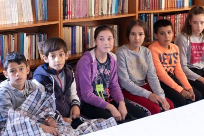 Activităţi social-filantropice îndreptate către elevi la Brăila – fotografia 19
