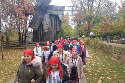 Tineri din satul românesc din sudul Moldovei în vizită la locuri emblematice din București – fotografia 2